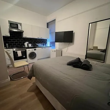 Private Self Contained Studio In The Heart Of Golders Green